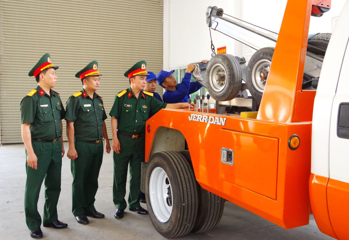 Đại tá Mai Văn Tốc kiểm tra thiết bị kiểm định xe ô tô tại Trạm Kiểm định an toàn kỹ thuật xe máy quân sự, Cục Hậu cần - Kỹ thuật Quân khu 2. Ảnh: KHỔNG MẠNH HOÀNG