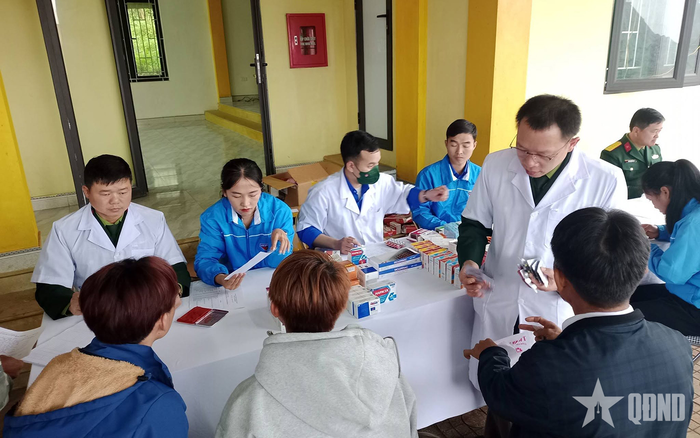 Lực lượng trí thức trẻ tình nguyện của Đoàn KT-QP 4 (Quân khu 4) tham gia khám sức khỏe, cấp thuốc miễn phí cho nhân dân.