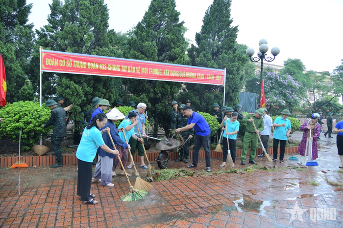 Chiến sĩ Trung đoàn 833 (Bộ CHQS tỉnh Bắc Ninh) cùng các ban, ngành, đoàn thể phường Thuận Thành thực hiện Ngày Chủ nhật xanh.