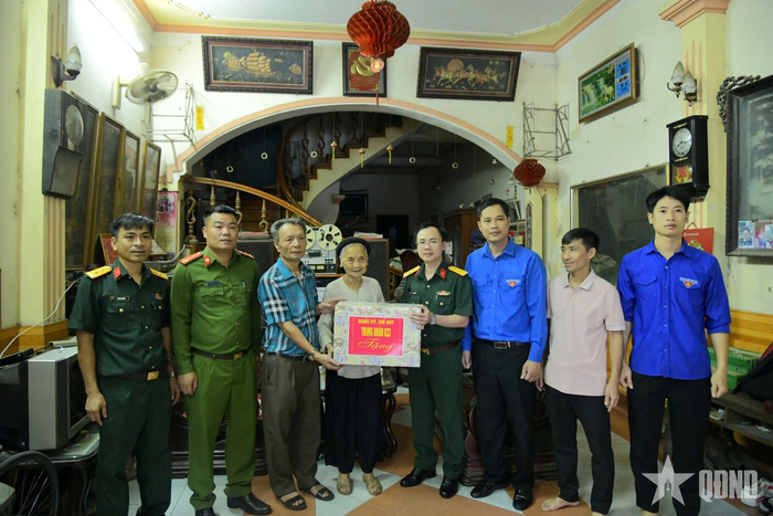 Tặng quà các gia đình chính sách trên địa bàn đóng quân.