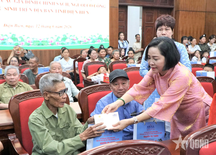 Phó chủ tịch Quốc hội Nguyễn Thị Thanh trao quà tặng gia đình chính sách.