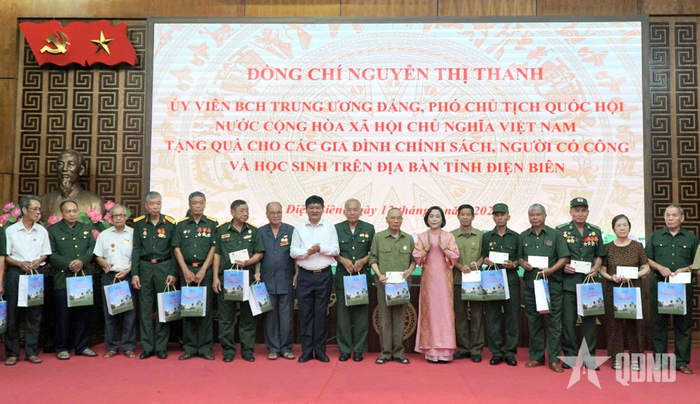 Phó chủ tịch Quốc hội Nguyễn Thị Thanh trao quà tặng gia đình chính sách, người có công với cách mạng.