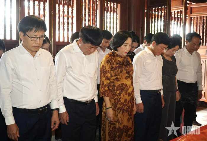 Phó chủ tịch Quốc hội Nguyễn Thị Thanh cùng đoàn công tác dâng hương, bày tỏ lòng biết ơn sâu sắc đối với Chủ tịch Hồ Chí Minh.