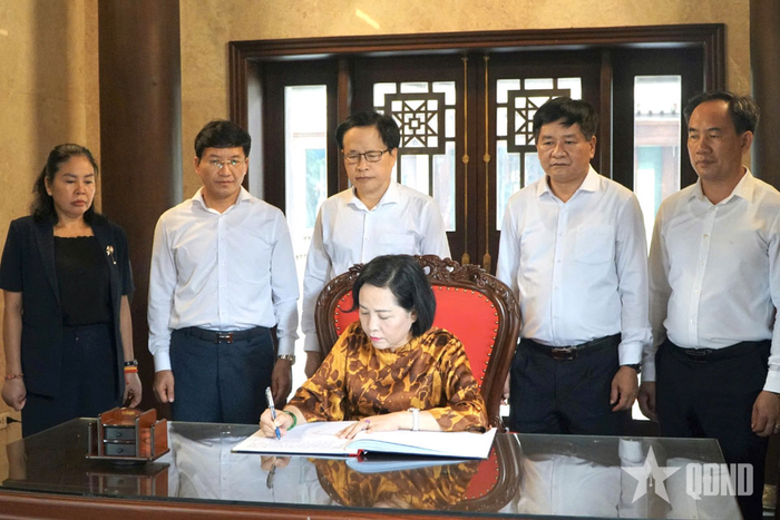 Phó chủ tịch Quốc hội Nguyễn Thị Thanh ghi cảm tưởng vào sổ lưu niệm tại Đền thờ Liệt sĩ tại Chiến trường Điện Biên Phủ.