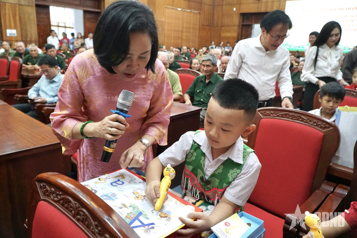Phó chủ tịch Quốc hội Nguyễn Thị Thanh trao bút chấm đọc tiếng Anh tặng học sinh.