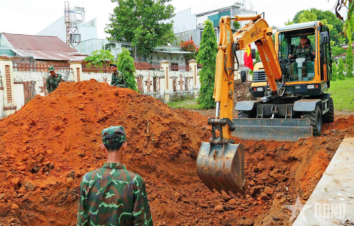 Kết hợp giữa cơ giới và thủ công để tìm kiếm.