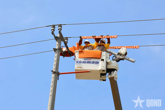  Tổng công ty Điện lực miền Trung sửa chữa trên đường dây đang mang điện. 