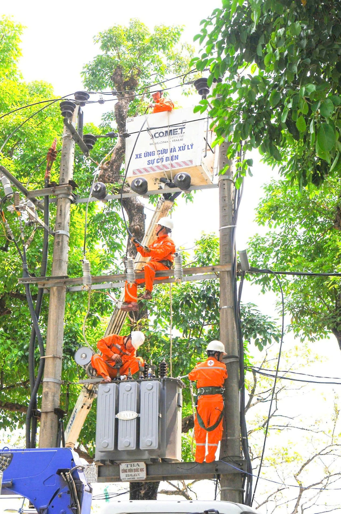  Tổng công ty Điện lực miền Trung kiểm tra, bảo dưỡng thiết bị điện. 