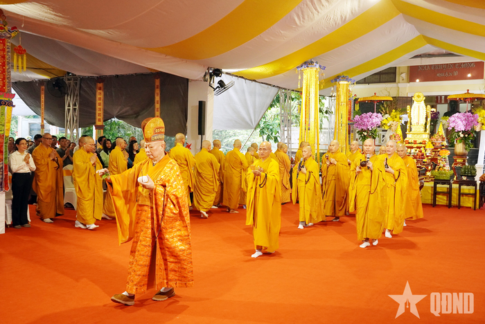  Buổi lễ diễn ra trong không khí trang nghiêm, thành kính.