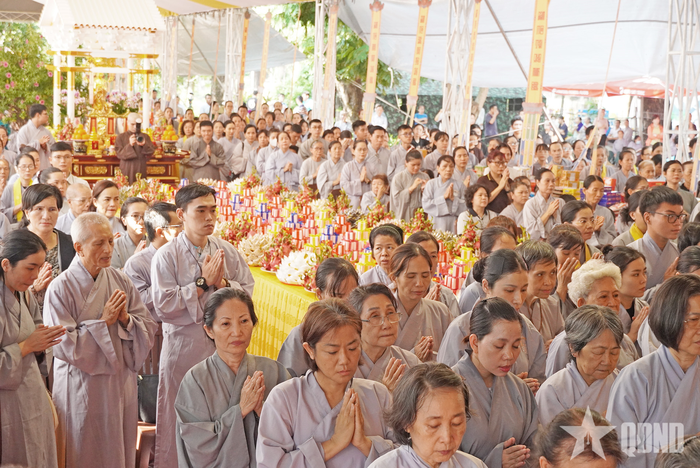  Đông đảo tăng ni, phật tử tham dự lễ.