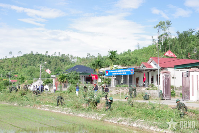  Cán bộ, chiến sĩ Sư đoàn 324 cùng đoàn viên thanh niên, nhân dân địa phương tham gia phát quang kênh mương nội đồng, vệ sinh môi trường. 