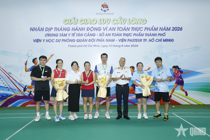 Ban tổ chức trao giải nhất, nhì, ba cho cặp đôi nam và đôi nam - nữ. 