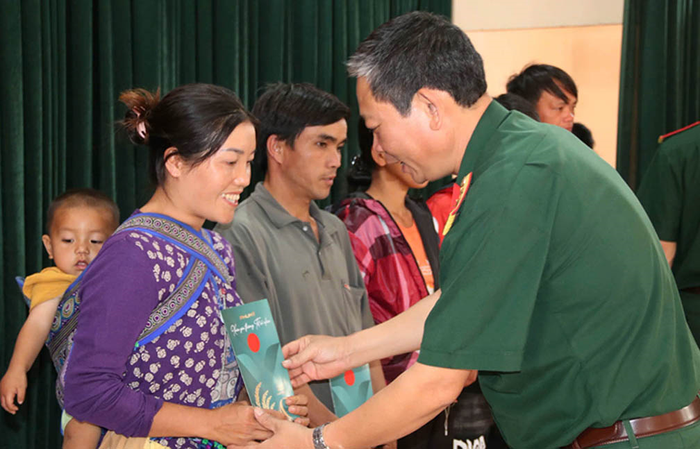  Lãnh đạo Đoàn Kinh tế - Quốc phòng 720 tặng quà người dân khó khăn trên địa bàn. 