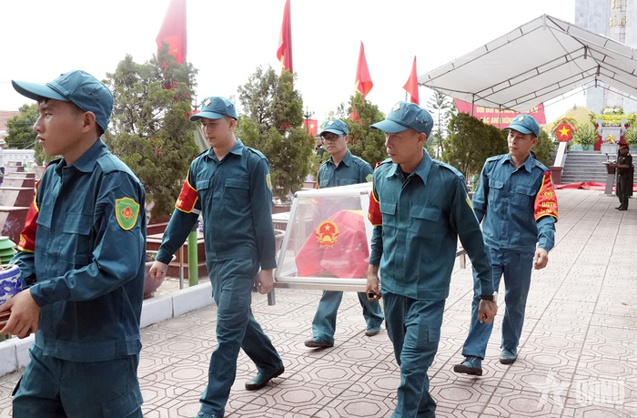 Việc lấy mẫu hài cốt liệt sĩ để giám định ADN đang được các đơn vị, chính quyền địa phương triển khai với tinh thần thận trọng, khoa học, trách nhiệm. 