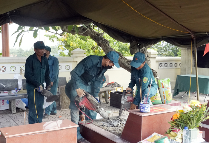 Các lực lượng tiến hành khai quật các phần mộ liệt sĩ. 