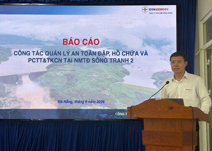 Cán bộ Công ty Thủy điện Sông Tranh phổ biến quy trình vận hành hồ chứa và điều tiết lũ.