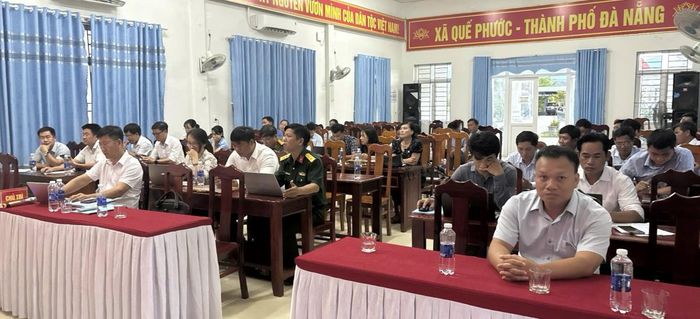 Phó Chủ tịch UBND xã Quế Phước Nguyễn Văn Lanh phát biểu tại hội nghị.