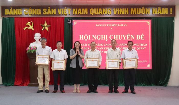 Bí thư phường Tam Kỳ Nguyễn Thị Thu Lan khen thưởng 5 tập thể tiêu biểu.