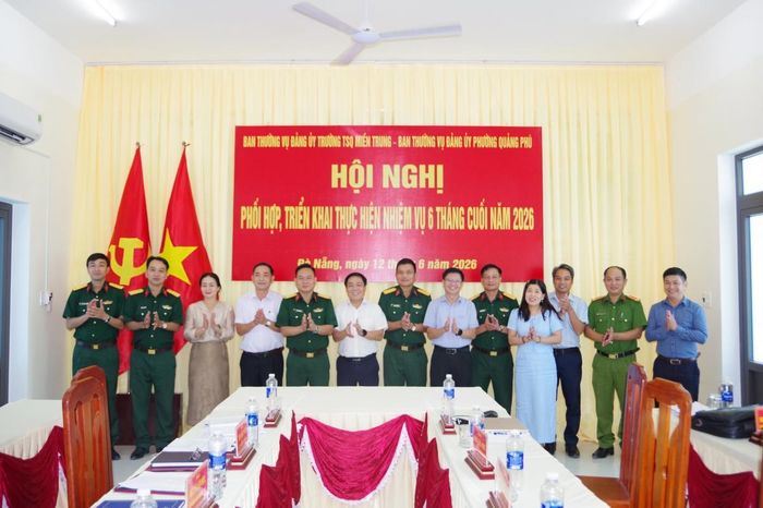 Các đại biểu chụp hình lưu niệm tại hội nghị.