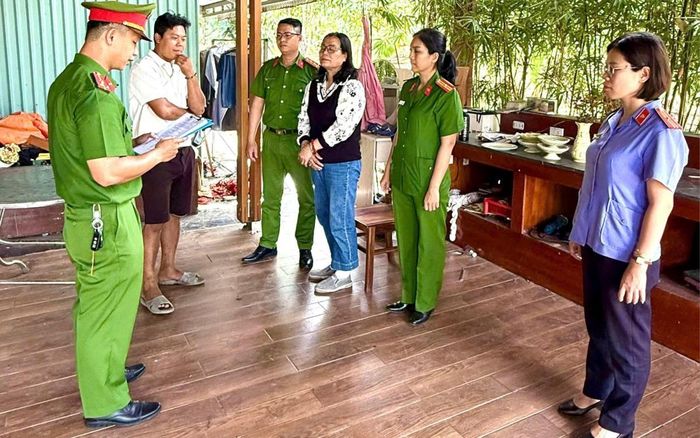 Cơ quan điều tra thi hành Lệnh bắt bị can để tạm giam đối với Hồ Thị Ánh.