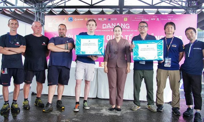 Phó Chủ tịch UBND TP Đà Nẵng Nguyễn Thị Anh Thi thăm, động viên 2 đội pháo hoa Nhật Bản và Italia trước đêm trình diễn thứ ba của DIFF 2026.