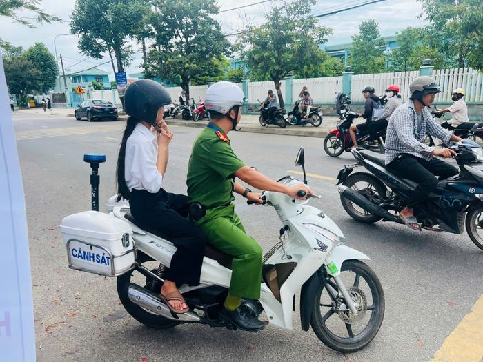 Công an xã Nam Phước sử dụng xe chuyên dụng chở TS về nhà lấy máy tính để kịp giờ thi.