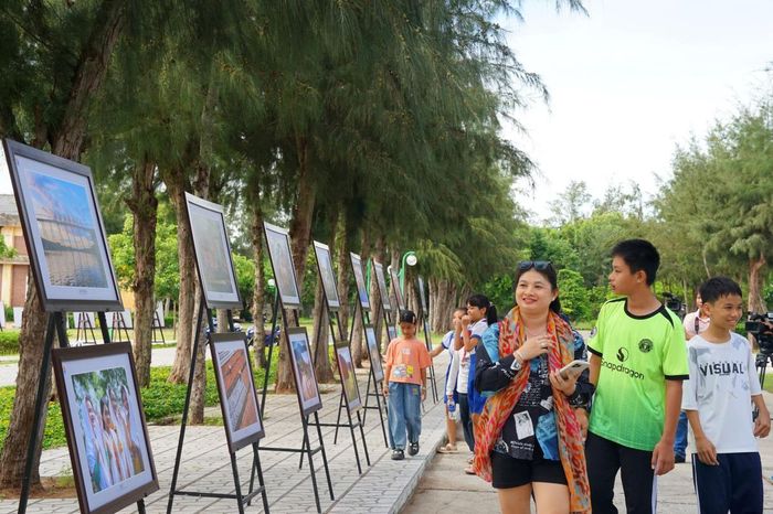 Triển lãm trong không gian mở, tạo điều kiện cho người dân và du khách tiếp cận, thưởng lãm.
