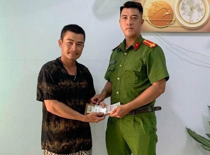 Anh Hổ bàn giao chiếc ví nhặt được cho Công an xã Hàm Kiệm.