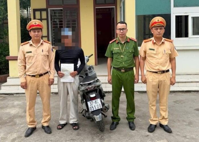 Lực lượng CSGT xử lý thanh niên vi phạm.