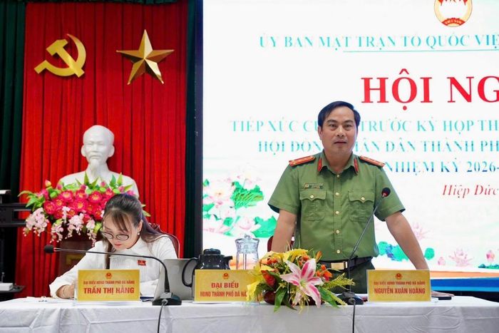 Đại tá Nguyễn Xuân Hoàng - Phó Giám đốc Công an thành phố trao đổi, tiếp thu ý kiến của các cử tri.