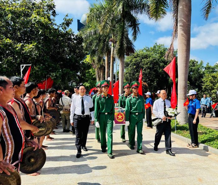 Di chuyển hài cốt về nơi an táng
