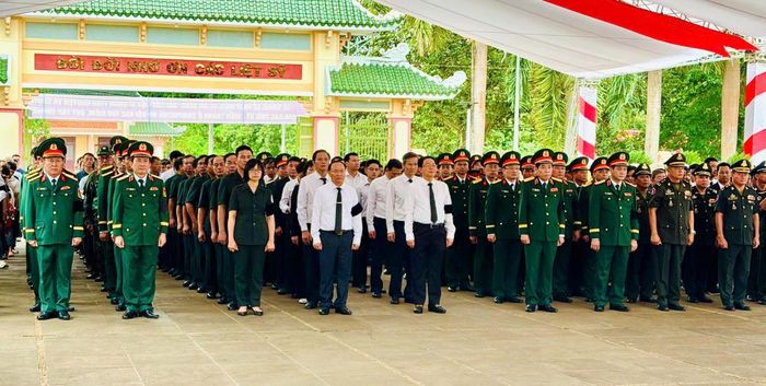 Các đại biểu tham dự lễ truy điệu và an táng