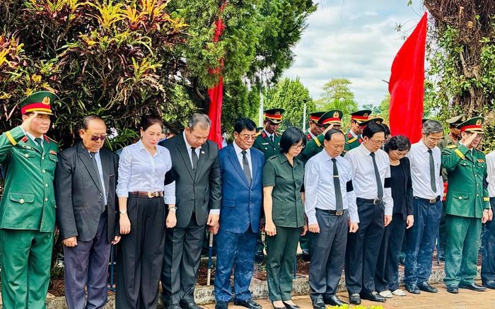Các đại biểu dành phút mặc niệm trước anh linh các anh hùng liệt sĩ
