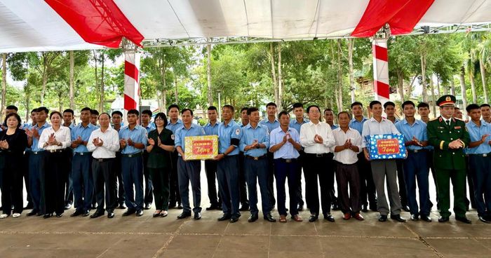 Phó Thủ tướng Hồ Quốc Dũng tặng quà các lực lượng tìm kiếm, quy tập hài cốt liệt sĩ