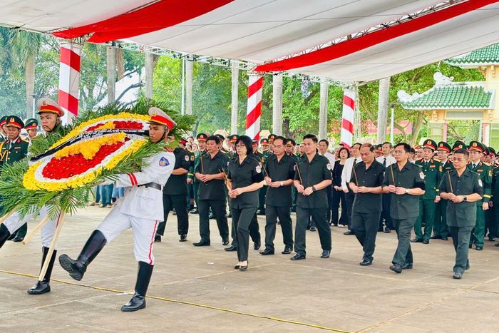 Phó Thủ tướng Chính phủ Hồ Quốc Dũng và đoàn đại biểu dâng hoa, dâng hương tại buổi lễ