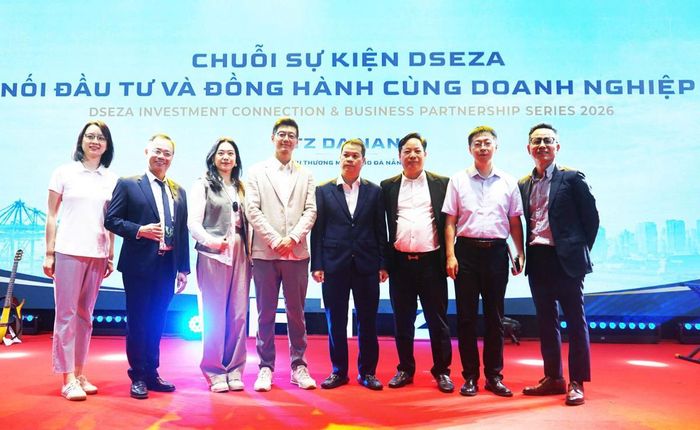 Chủ tịch UBND TP Đà Nẵng Nguyễn Mạnh Hùng và lãnh đạo DSEZA chụp ảnh lưu niệm với các đại biểu dự chuỗi sự kiện do DSEZA tổ chức.