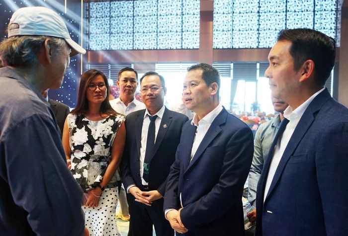 Chủ tịch UBND TP Đà Nẵng Nguyễn Mạnh Hùng trao với với các diễn giả, chuyên gia tại Hội thảo.