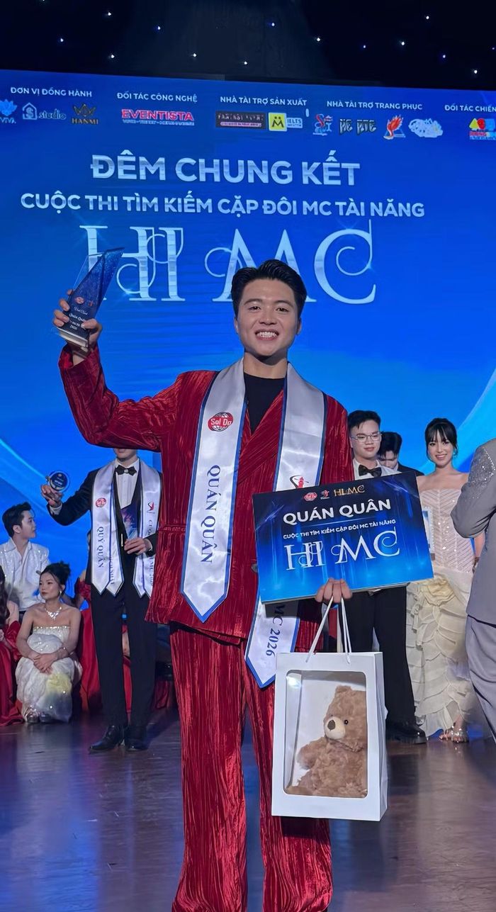 Minh Đức đăng quang Quán quân 'HI MC 2026' sau hành trình không ngừng học tập và rèn luyện kỹ năng dẫn chương trình.