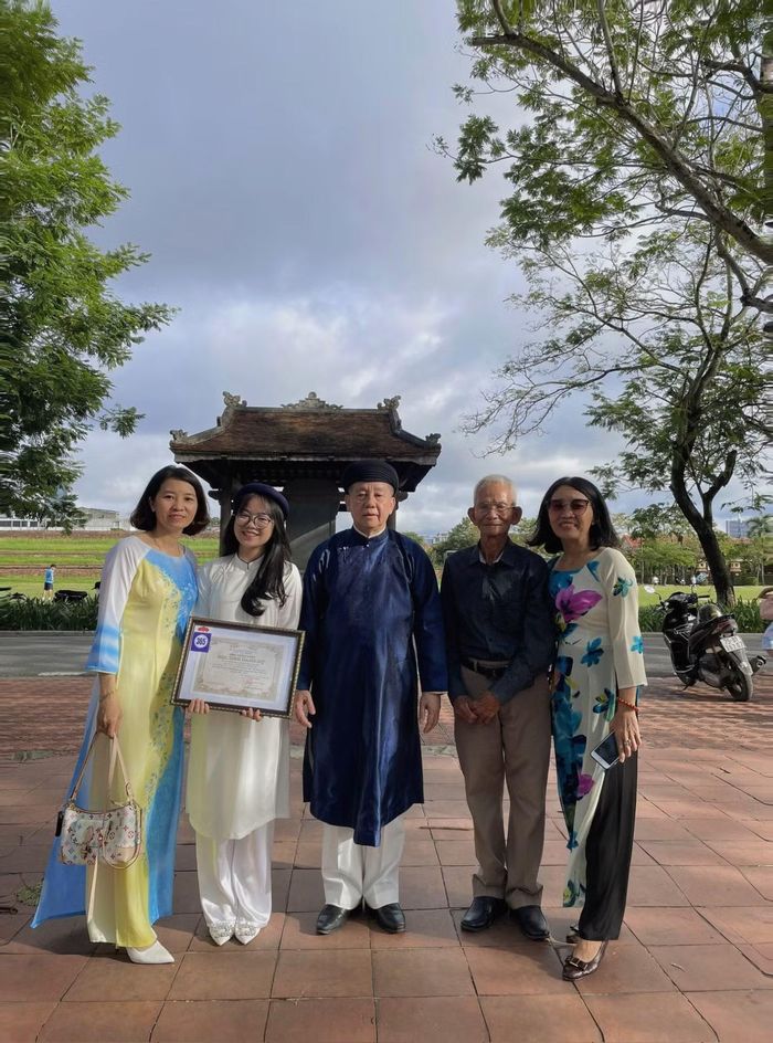 Phương Nhi hai lần đạt danh hiệu Học sinh danh dự toàn Trường tỉnh Thừa Thiên - Huế (nay là TP. Huế).