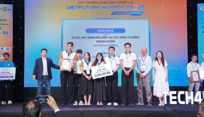  Phương Nhi cùng đồng đội đoạt giải Nhì toàn quốc 'VietFuture Awards' năm 2025. 