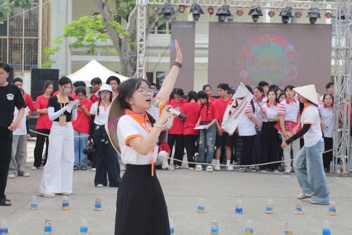 Phương Nhi năng nổ trong các hoạt động và phong trào sinh viên.