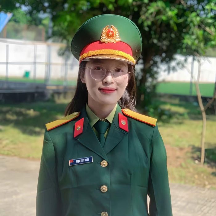 Phạm Thúy Ngân đạt 26 điểm tổ hợp C00 trong kỳ thi tốt nghiệp THPT 2025, là thủ khoa đầu vào theo phương thức xét điểm thi THPT của Trường Đại học Sư phạm Thể dục Thể thao Hà Nội và được vinh danh trong chương trình "Nâng bước thủ khoa 2025".