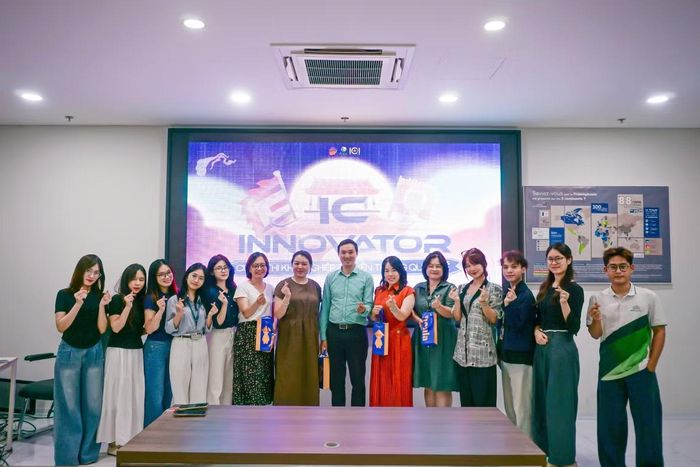 Hội đồng Ban Giám khảo chụp ảnh lưu niệm cùng đại diện Ban Tổ chức IC Innovator.