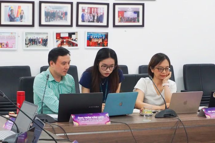 Ban Giám khảo Vòng Bán kết chuẩn bị cho phần pitching của các đội thi.