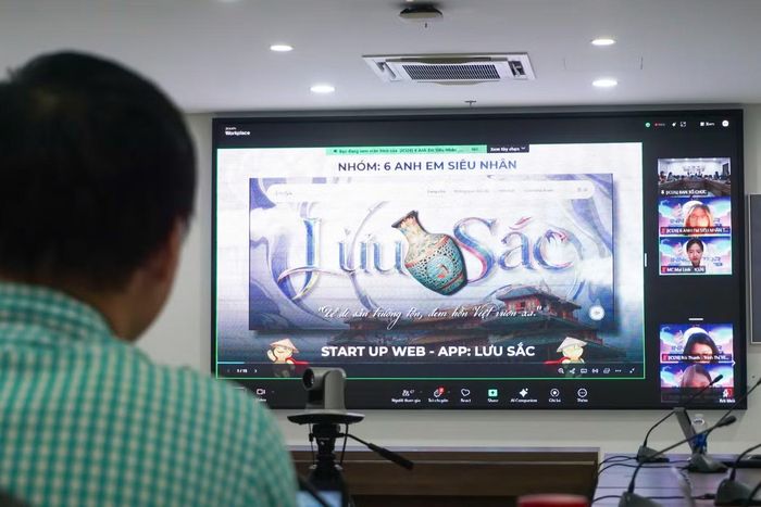 Phần trình bày dự án của các đội thi Top 12.