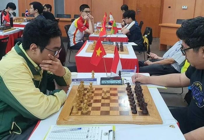 Phạm Trần Gia Phúc (áo xanh) sẽ tham dự giải vô địch đồng đội quốc gia cùng đội cờ vua TPHCM. Ảnh: MINH MINH