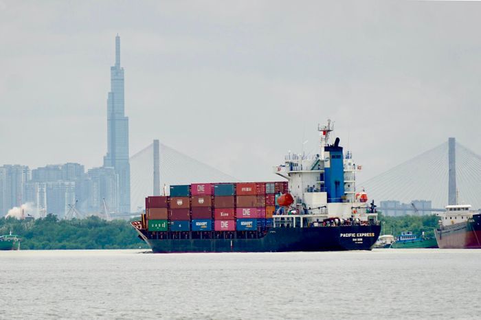 Tàu container vận chuyển hàng hóa trên sông Sài Gòn, TPHCM. Ảnh: HOÀNG HÙNG