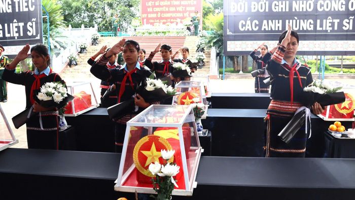 Các em thiếu nhi thực hiện nghi thức trong lễ truy điệu. Ảnh: HỮU PHÚC
