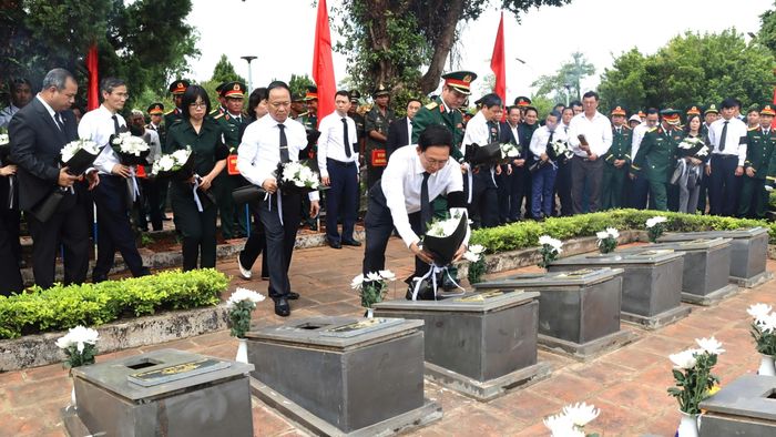 Phó Thủ tướng Hồ Quốc Dũng đặt hoa tại nơi an táng các hài cốt liệt sĩ. Ảnh: HỮU PHÚC