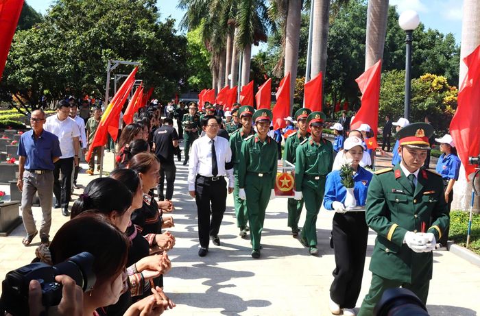 Đông đảo người dân tham gia lễ truy điệu, an táng liệt sĩ. Ảnh: HỮU PHÚC